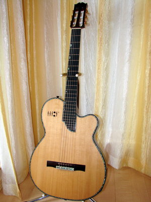 ' Kirk Sand guitar stand 04.jpg
