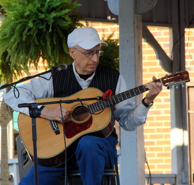 Ronnie Evans pickin on the square 04 crop.jpg
